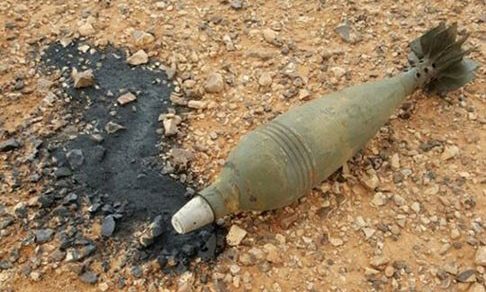 إحدى الصور التي حصل عليها المرصد من قيادي في جيش سوريا الجديد وتظهر إحدى القذائف التي خرجت منها المادة السائلة.